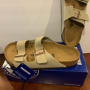 Birkenstock’s EU 43 Arizona Taupe Regular Fit